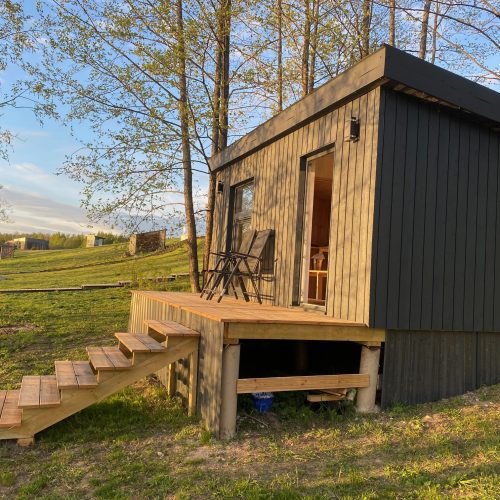 Pirtis prie trio namelių